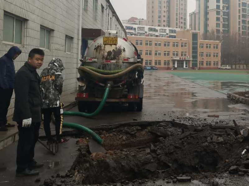 秦淮常府街抽粪化粪池清理及高压清洗油污管道全都拿下
